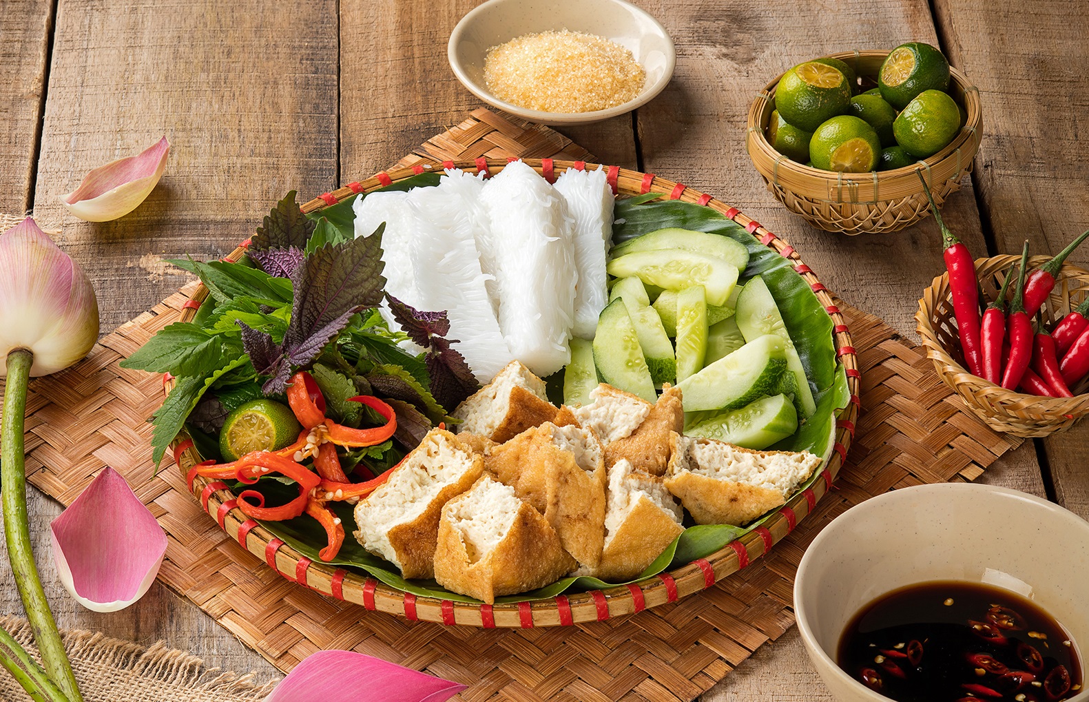 Thông thường, 1 suất bún đậu mắm tôm chứa lượng calo khoảng 350 kcal cho cơ thể Thông thường, 1 suất bún đậu mắm tôm chứa lượng calo khoảng 350 kcal cho cơ thể